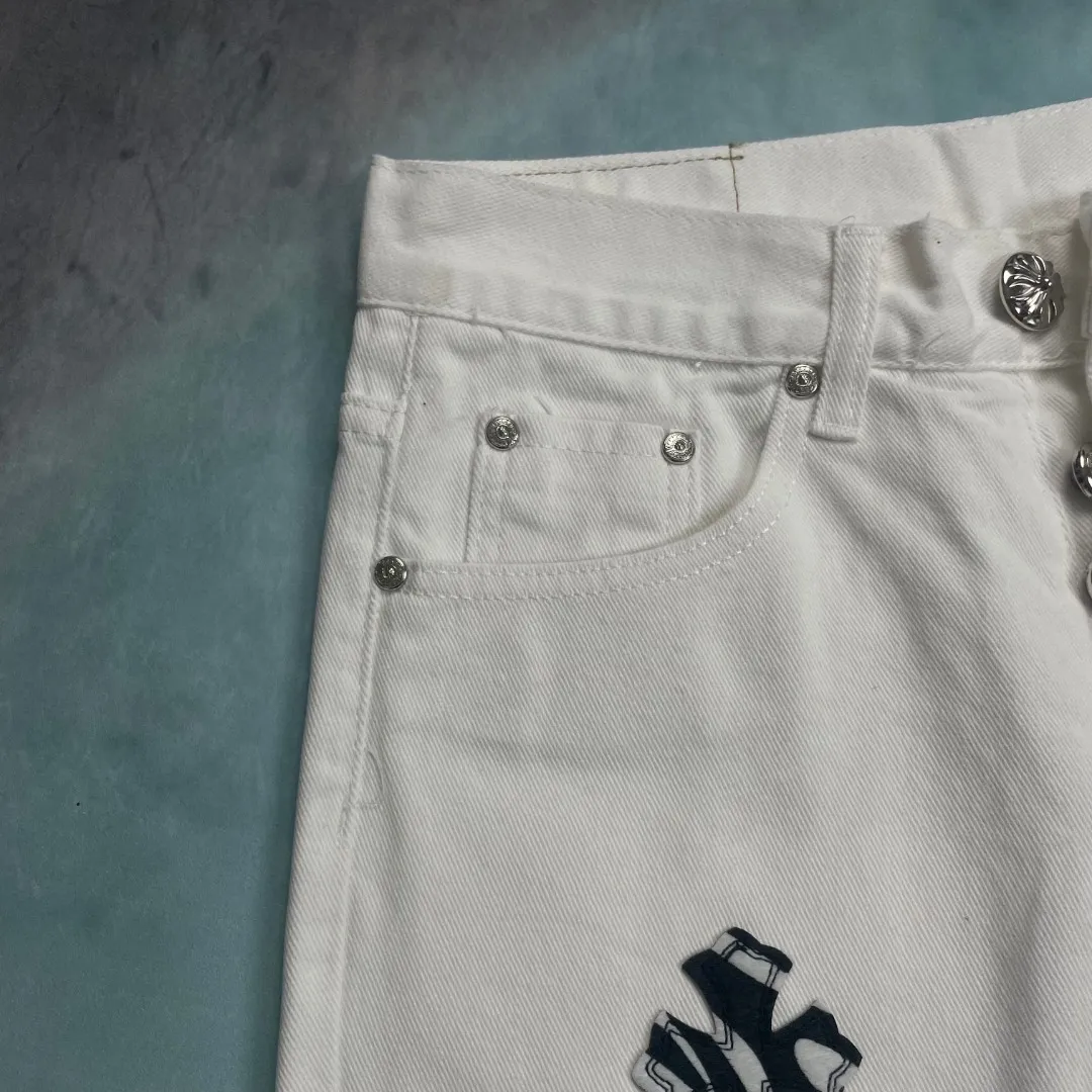 🅿️280 🔘Style No.-KL132 🔘Cro Heart𝐂𝐡𝐫𝐨𝐦𝐞 𝐇𝐞𝐚𝐫𝐭 24SS British limited edition white and apple green patchwork zebra jeans* Trendsetters in the fashion circle, Croix Heart is out again! This pair of white jeans that combines apple green with zebra-print leather is simply the “rebellious elf” in the fashion world. It’s just for you who don’t want to follow the crowd. Look at this fabric. The main part is white denim. It's soft and super tough. It's breathable. You won't sweat when you wear it in summer, and it won't deform no matter how much you toss it around. The combination of apple green and zebra pattern is made of top-quality leather. The zebra pattern is like magic, three-dimensional and lifelike. The apple green is as fresh as if it was just picked from spring. The leather is so soft that it is perfectly spliced ​​with the white denim. Looking at this version again, it is completely "tailor-made" for our figure. As soon as the high waist is worn, the waistline moves up instantly and the leg length becomes 2.8 meters in seconds. The straight design is super considerate and hides all the little worries about your leg shape, allowing you to walk with wind and full aura. The details of Crow's heart have always been at the "king bomb" level. The iconic hardware, buttons, and zipper pullers are all carefully selected from high-quality metals. Their deep luster is super attractive and they are also extremely durable and will not fade no matter how you use them. The small leather brand label hides a lot of ingenuity, and the texture and logo are incredibly exquisite. The stitching is even more precise and neat. I am impressed by this craftsmanship! Matching is even more "the king of all-matching". Pair it with a simple white T-shirt and white shoes, which is full of freshness. The apple green and zebra prints immediately pop out, and the American street style is easy to master. It is perfect for going out or partying. Put on a black short top and Martin boots, a contrast between black and white and green, and you are so cool that you have no friends. You will be the center of attention at music festivals and fashion parties, capturing everyone's attention in minutes.  Size: S M L XL (28.30.32.34) Color: White